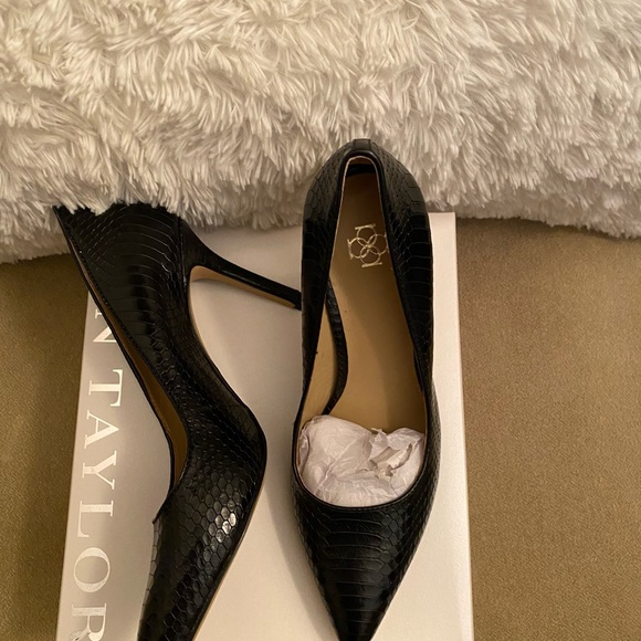 Ann Taylor Norah Pointy Black Pumps Size 8 - Picture 2 of 2